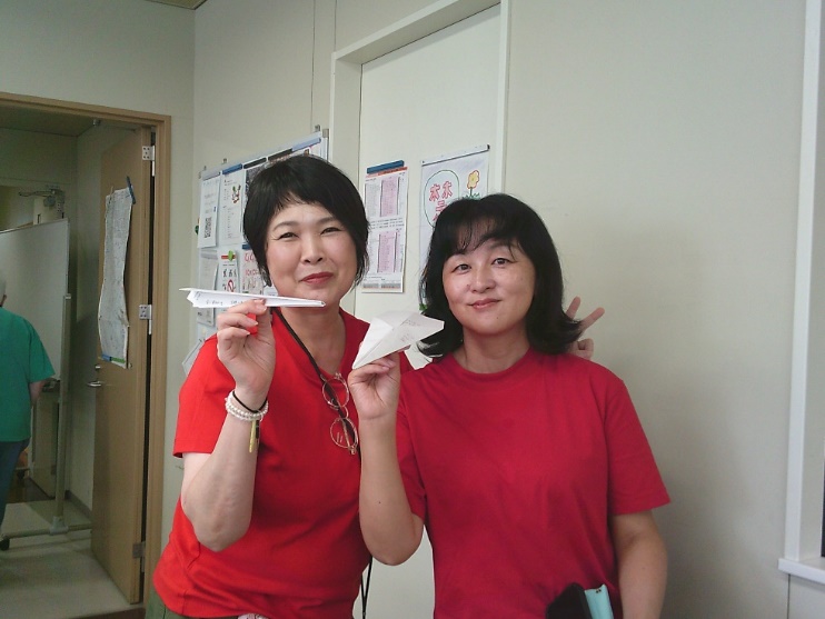10月誕生日会・「紙飛行機大会」/実習生さんありがとう